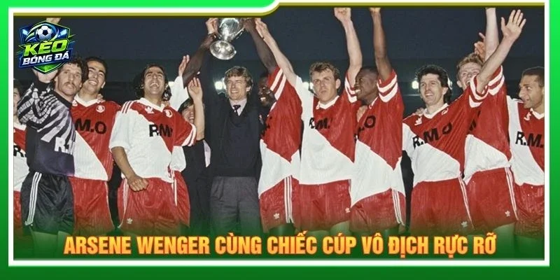 Arsene Wenger cùng chiếc cúp vô địch rực rỡ