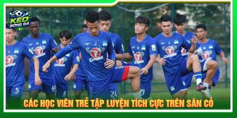 Các học viên trẻ tập luyện tích cực trên sân cỏ