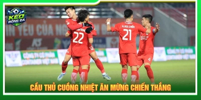 Cầu thủ cuồng nhiệt ăn mừng chiến thắng