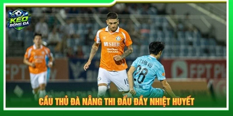 Cầu thủ Đà Nẵng thi đấu đầy nhiệt huyết