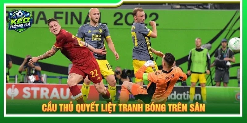 Cầu thủ quyết liệt tranh bóng trên sân