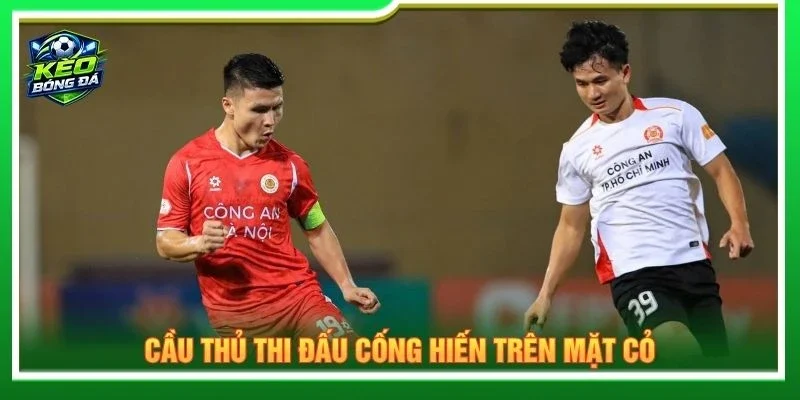 Cầu thủ thi đấu cống hiến trên mặt cỏ