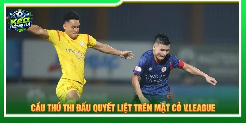 Cầu thủ thi đấu quyết liệt trên mặt cỏ V.League