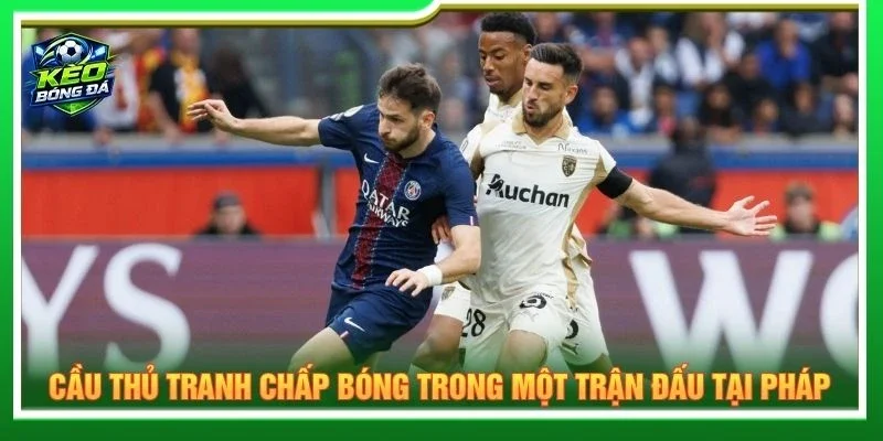 Cầu thủ tranh chấp bóng trong một trận đấu tại Pháp