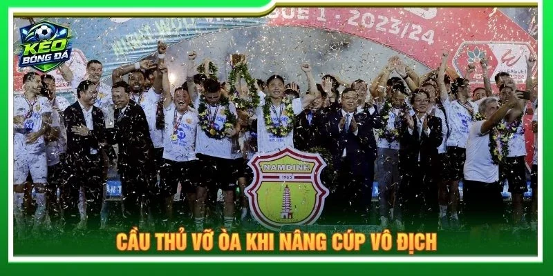 Cầu thủ vỡ òa khi nâng cúp vô địch