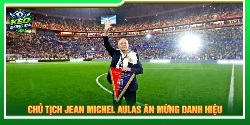 Chủ tịch Jean Michel Aulas ăn mừng danh hiệu