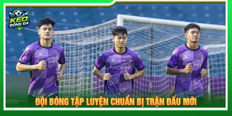 Đội bóng tập luyện chuẩn bị trận đấu mới