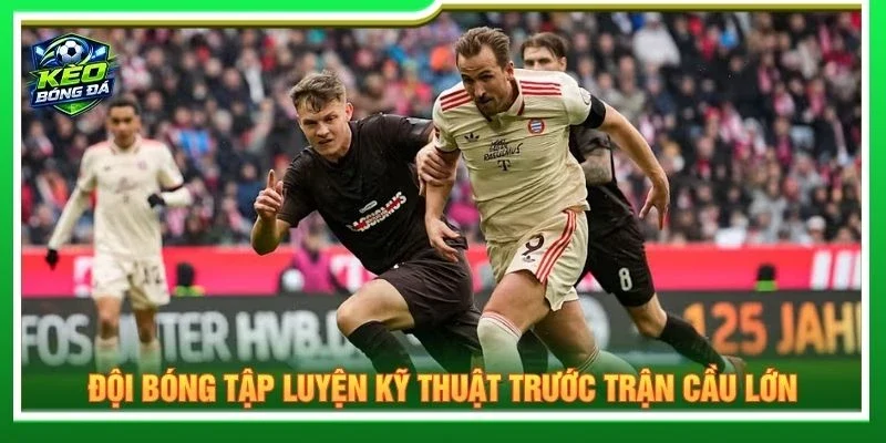 Đội bóng tập luyện kỹ thuật trước trận cầu lớn