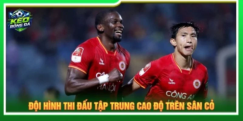 Đội hình thi đấu tập trung cao độ trên sân cỏ
