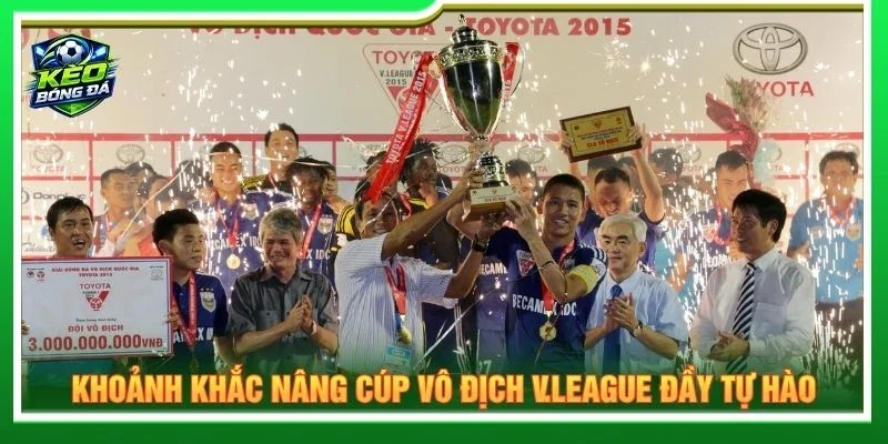 Khoảnh khắc nâng cúp vô địch V.League đầy tự hào
