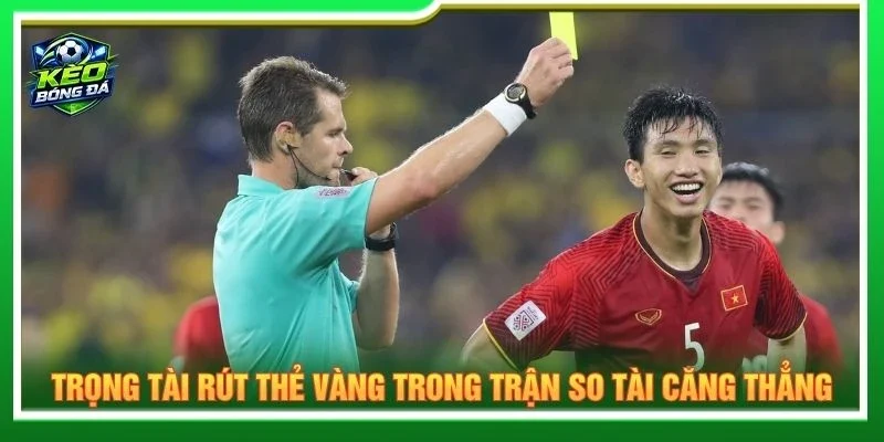 Trọng tài rút thẻ vàng trong trận so tài căng thẳng